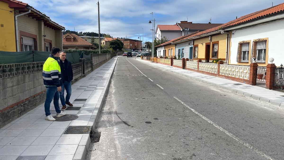El concejal Jorge Suárez y el alcalde Iván Fernández, en Pepín de Pría.