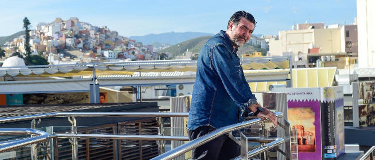 El ilustrador Sr. García, ayer, en la Biblioteca Insular.