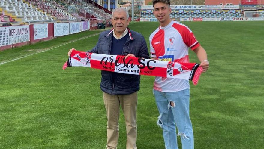 El presidente Manuel Abalo junto a Diego Felices ayer en A Lomba durante la presentación. |  // FDV