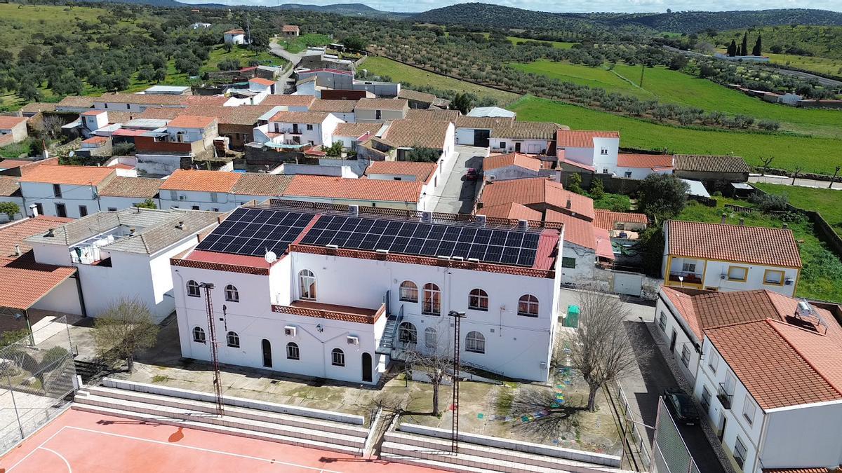 La Diputación de Badajoz entrega a 35 ayuntamientos estudios de potencial fotovoltaico para promover comunidades energéticas
