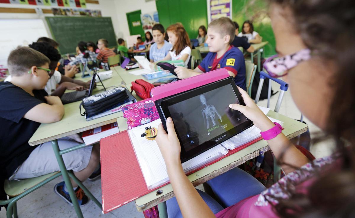 Alumnos de un colegio de la provincia aprendiendo con tabletas en clase, en imagen de archivo