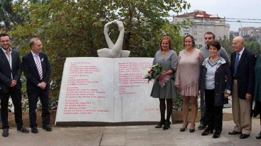 Inauguración del monumento, ayer, junto al centro de salud de Ponteareas. // A. Hernández