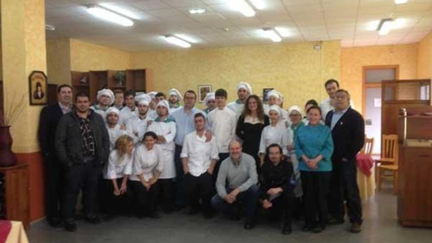 Alumnos, antiguos estudiantes y docentes de la Escuela de Hostelería, ayer en Moreda.