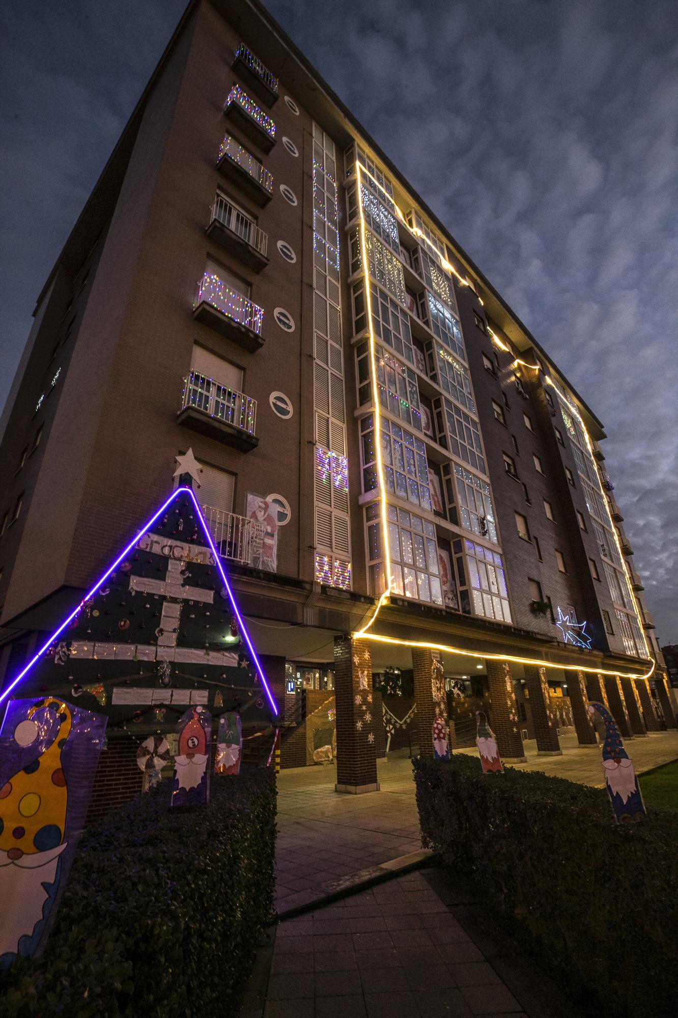 Así es la impresionante decoración navideña que han hecho los vecinos de un edificio de La Corredoria