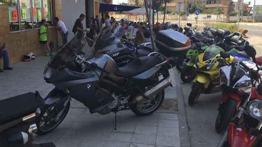 Las motos aparcadas mientras los moteros realizan un descanso en su recorrido por la ciudad y los pueblos de la zona.