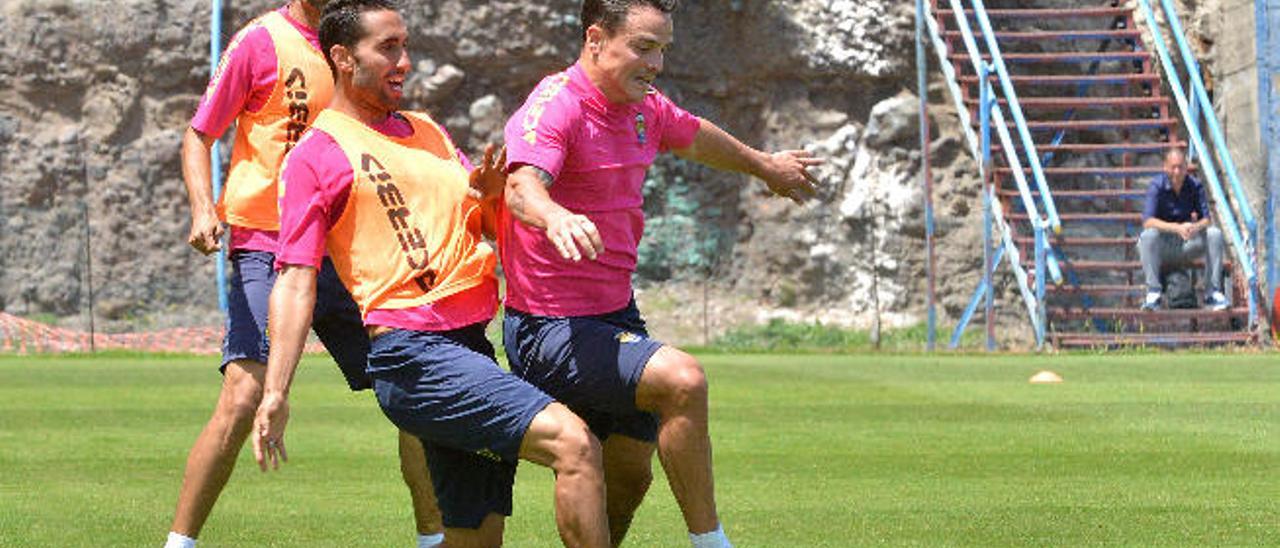 Roque Mesa pugna con Montoro por un balón ayer en Barranco Seco.