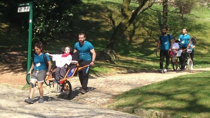 Las nuevas sillas accesibles del Camiño a Camiño se presentaron ayer en el monte de O Castro. // FdV