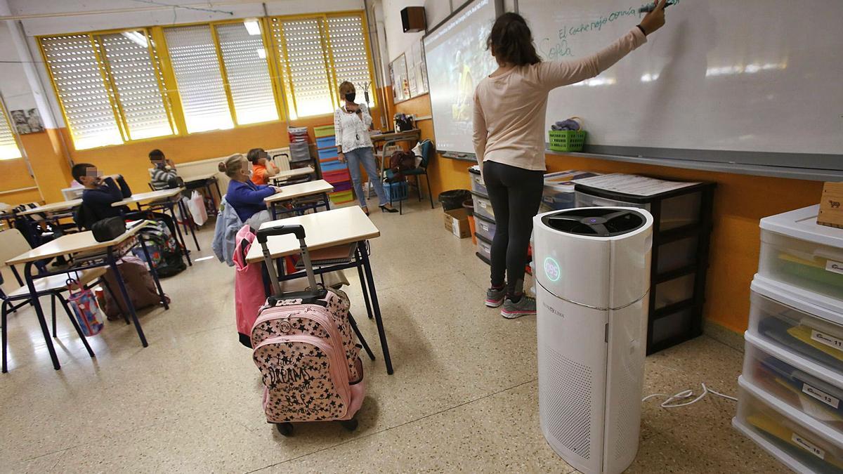 Aparato purificador de prueba en el aula de uno de los centros educativos de la provincia.