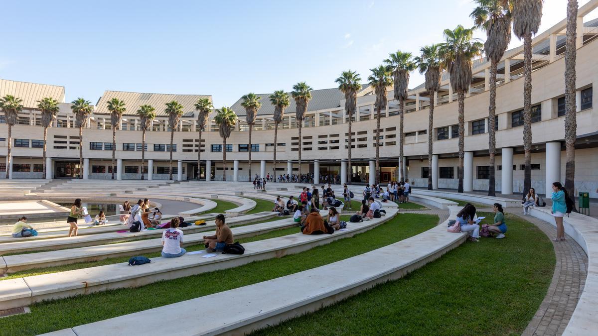 Varios grupos de estudiantes, frente al Aulario II de la Universidad.