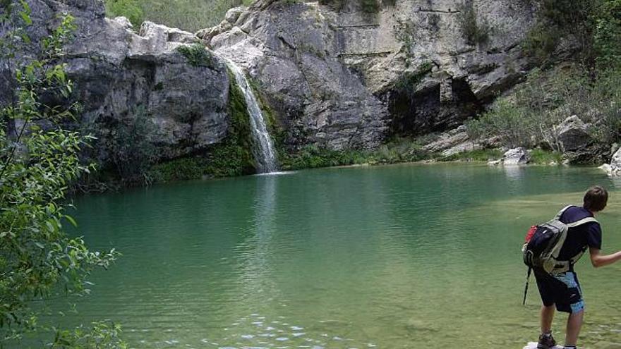 Imagen de una cascada y lago del Barranc de l&#039;Encantà.