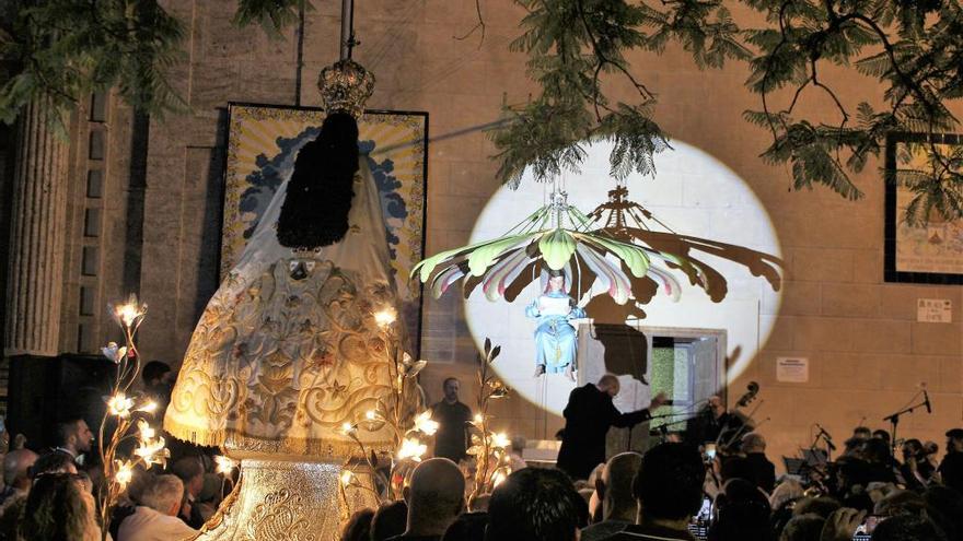 La Virgen del Carmen y el niño del «Cant de la Carxofa», el apoyo popular y el contraste de tradición y modernidad se aúnan en la procesión del barrio.