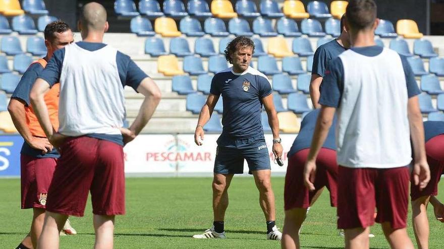 Luisito rodeado de varios de sus jugadores durante un entrenamiento celebrado en Pasarón. // Rafa Vázquez