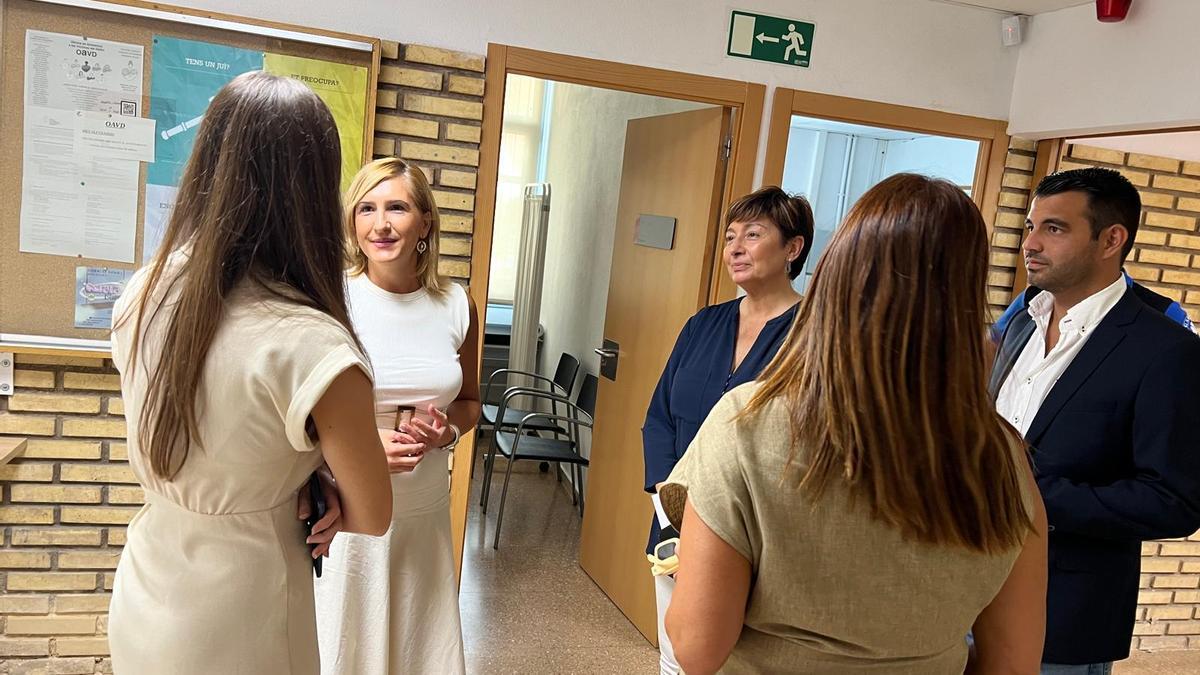 La alcaldesa y la consellera durante su visita al juzgado.