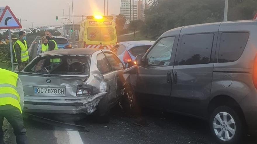 Accidente múltiple en la entrada de Julio Luengo.