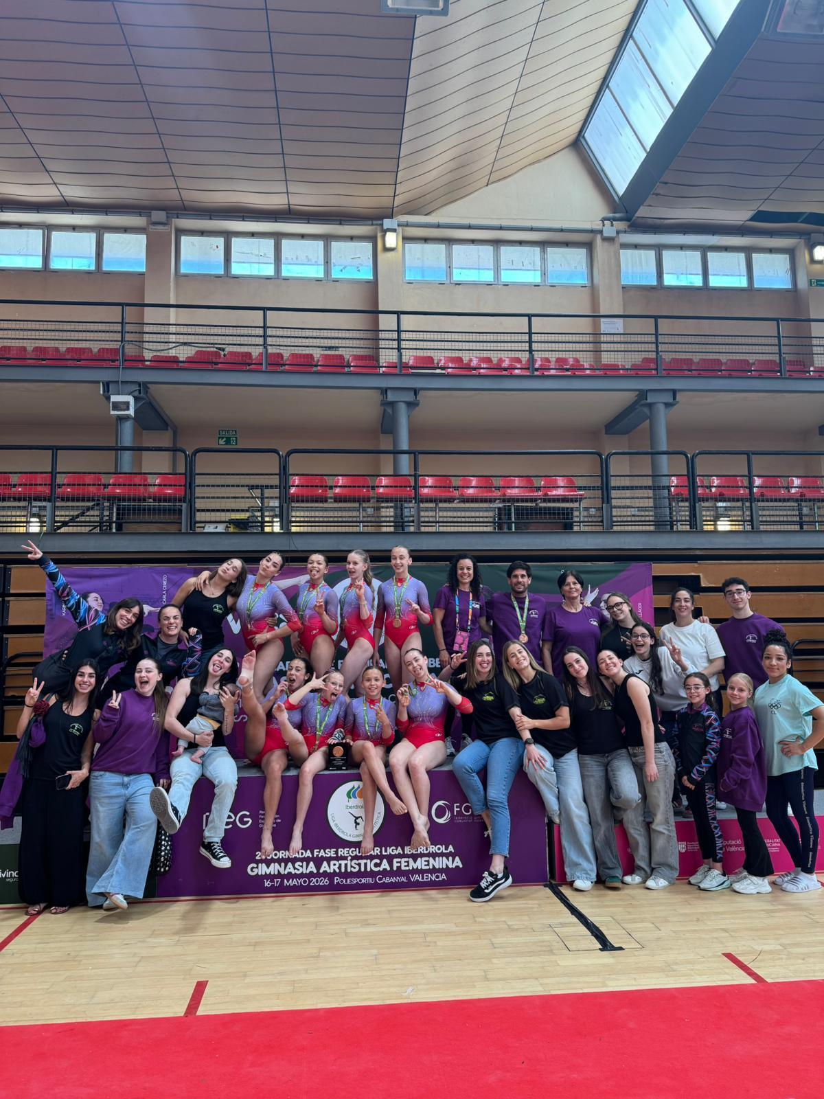 Las gimnastas del Club Gimnastic La Plana junto al equipo tcnico