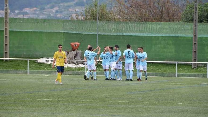 Jugadores del Beluso celebran el gol ante el Sanxenxo. // Gonzalo Núñez