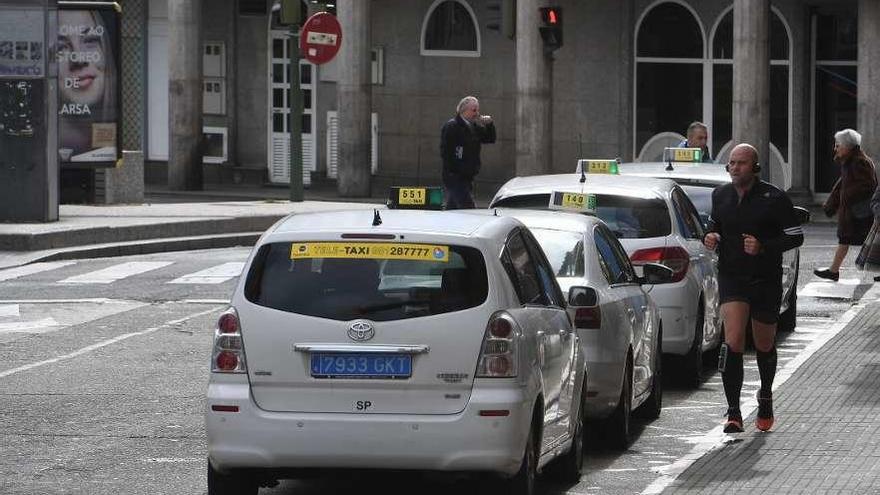 Taxis aparcados en la parada de la plaza de Pontevedra.