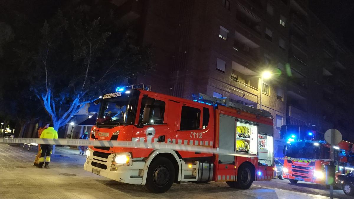 Un camión de bomberos en la Plaza América de Torrent