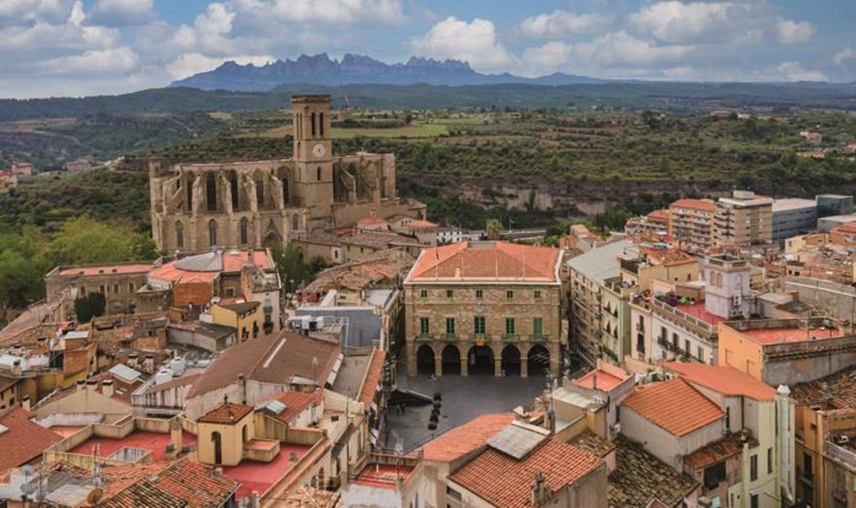 Imatge aèria de la plaça Major i l'Ajuntament de Manresa
