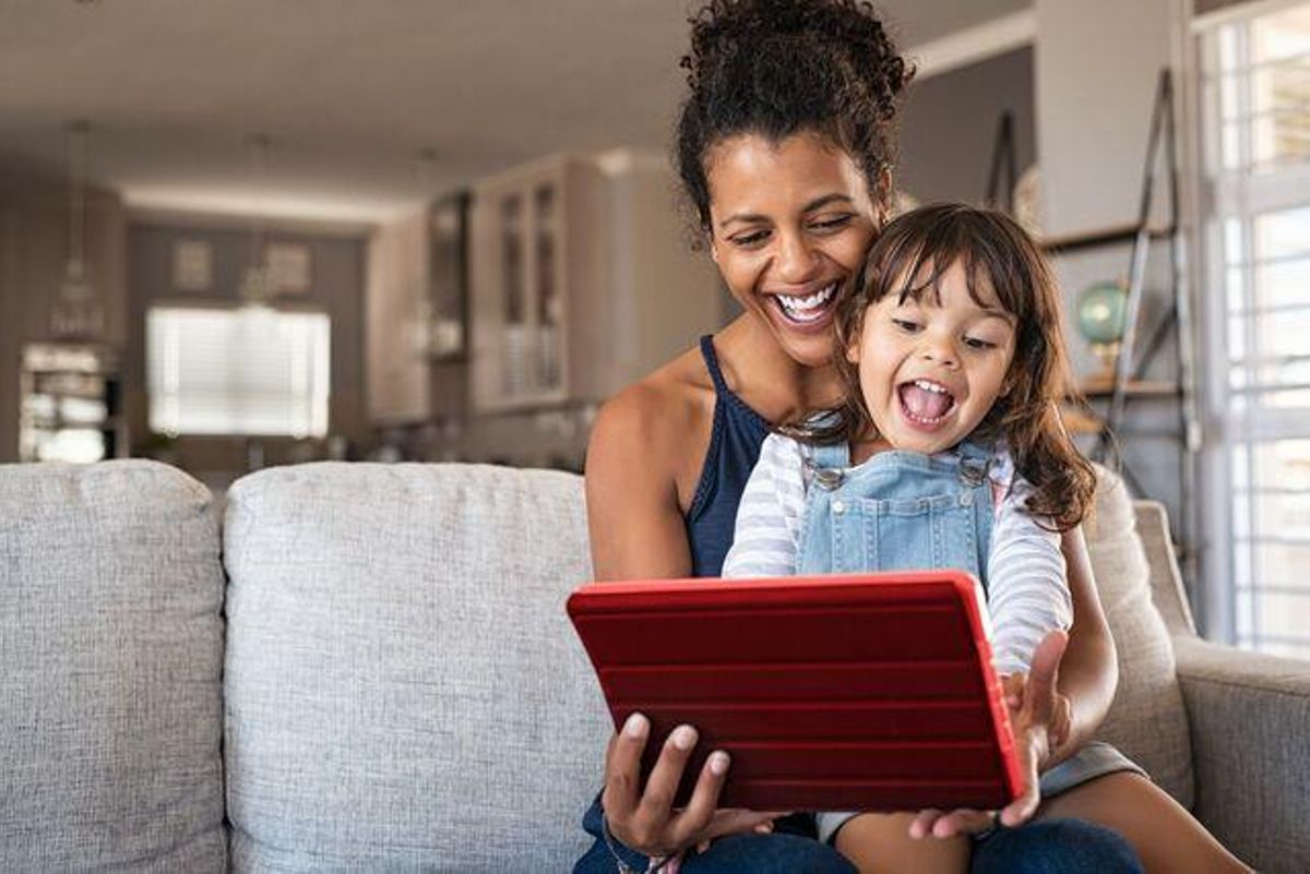 Madre e hija con una tablet disfrutando de la mejor conexión
