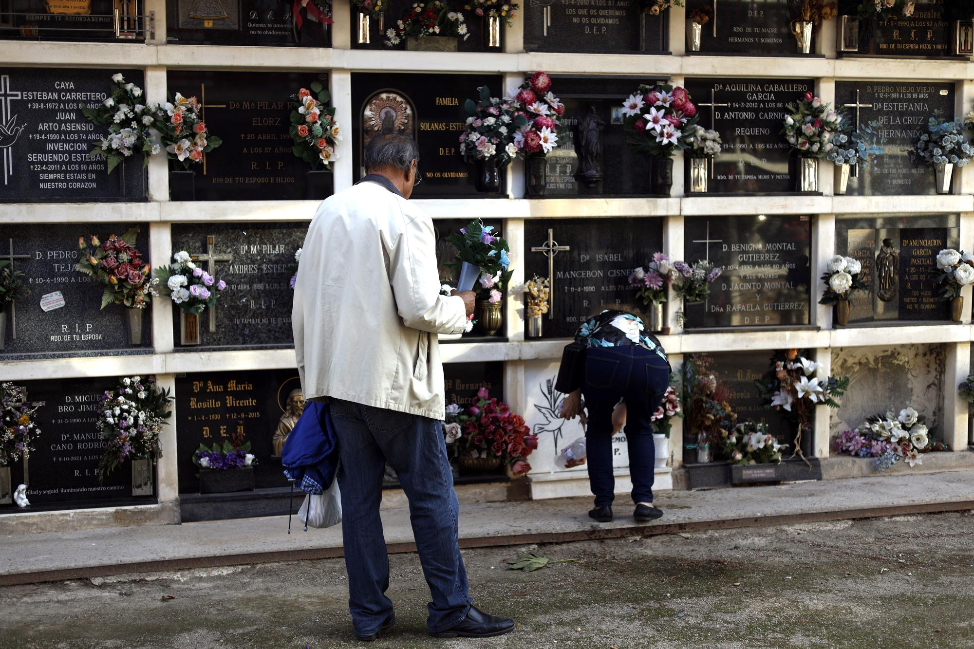 El cementerio de Torrero recibe ya a los visitantes más adelantados por Todos los Santos