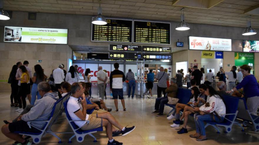 Zona de espera de llegadas en el Aeropuerto de Los Rodeos.