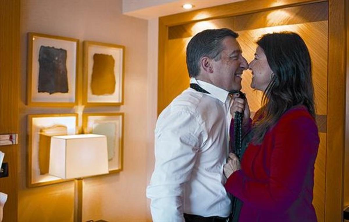 EL PETÓ. Una operació difícil entre Joan Roca i Anna Payet, frec de nassos i nus de corbata. EL PETÓ. Una operació difícil entre Joan Roca i Anna Payet, frec de nassos i nus de corbata.
