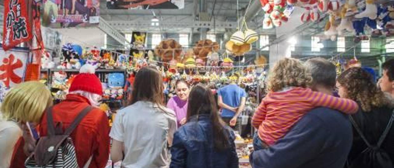 Llenazo en todas las salas del IV Salón del Manga de Alicante, donde muchos de los aficionados acudieron disfrazados.