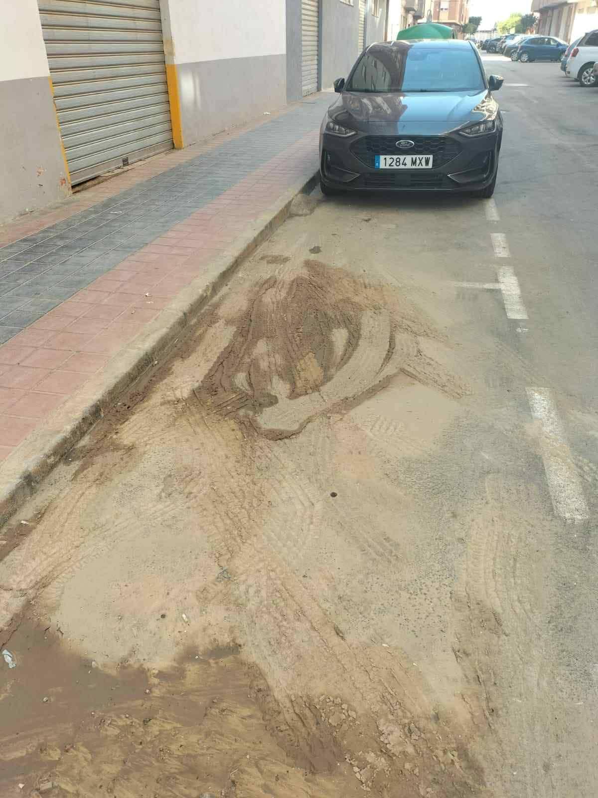 Además de los residuos, los socialistas se quejan del barro existente en las calles de la localidad.