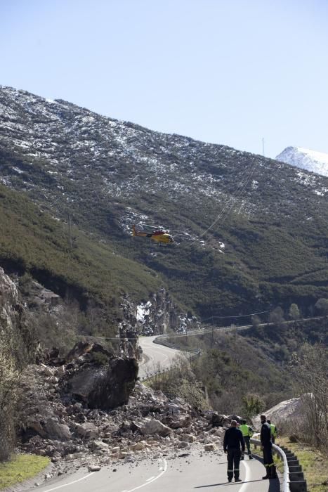 Un argayo con toneladas de rocas y tierra corta el Corredor del Nalón y deja Caso incomunicado