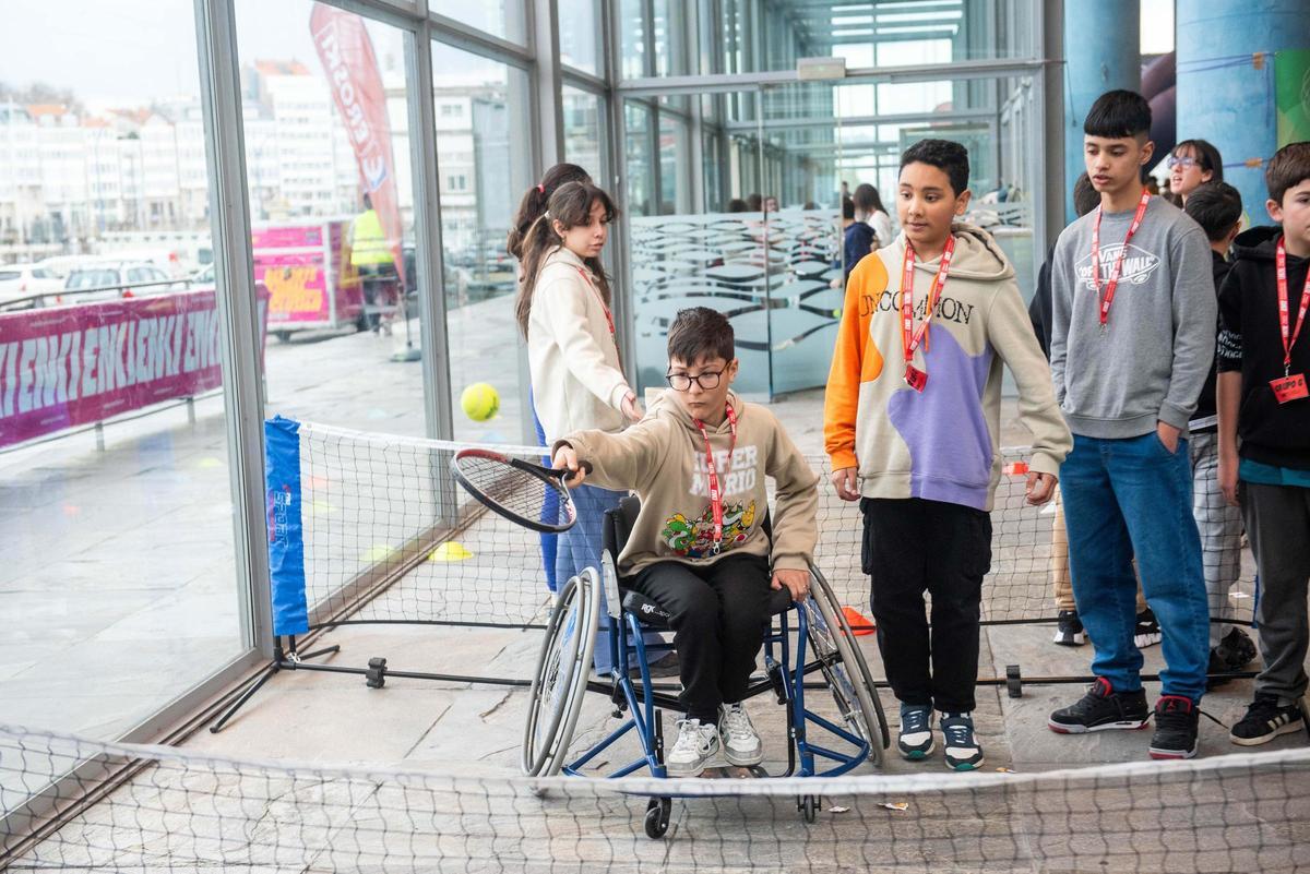 Enki reúne a 500 estudiantes de 14 centros de A Coruña para conocer el deporte inclusivo