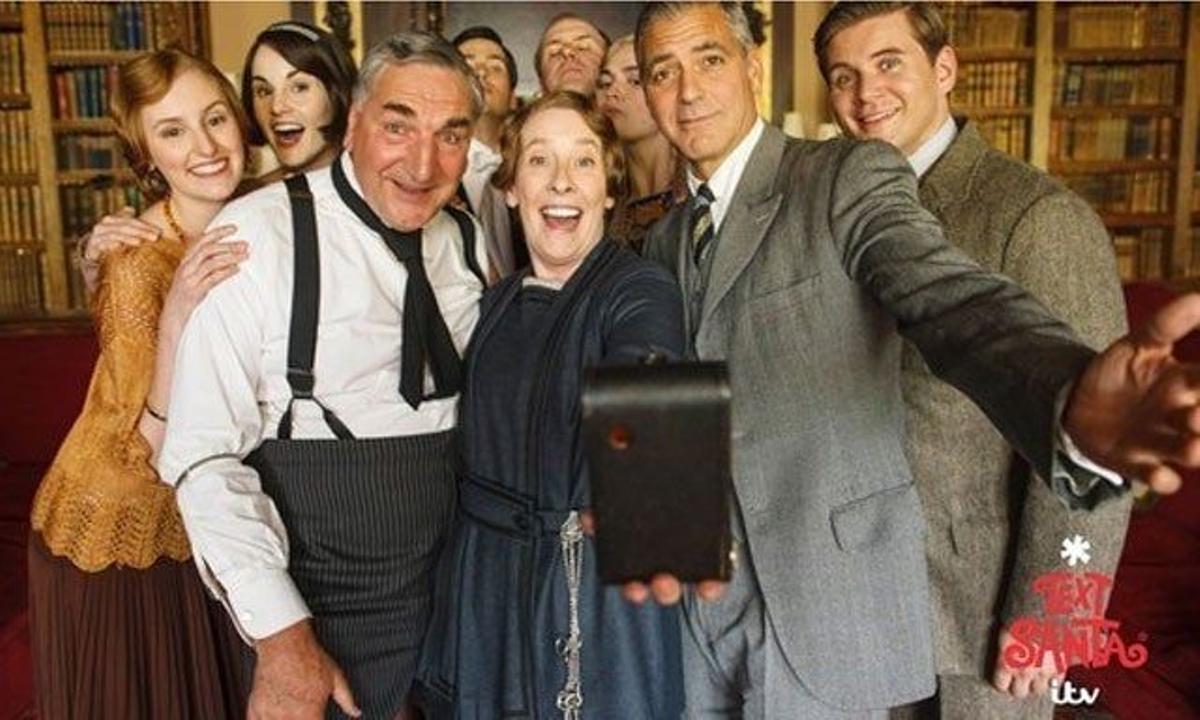 George Clooney se hace un selfie con sus compañeros de Downton Abbey