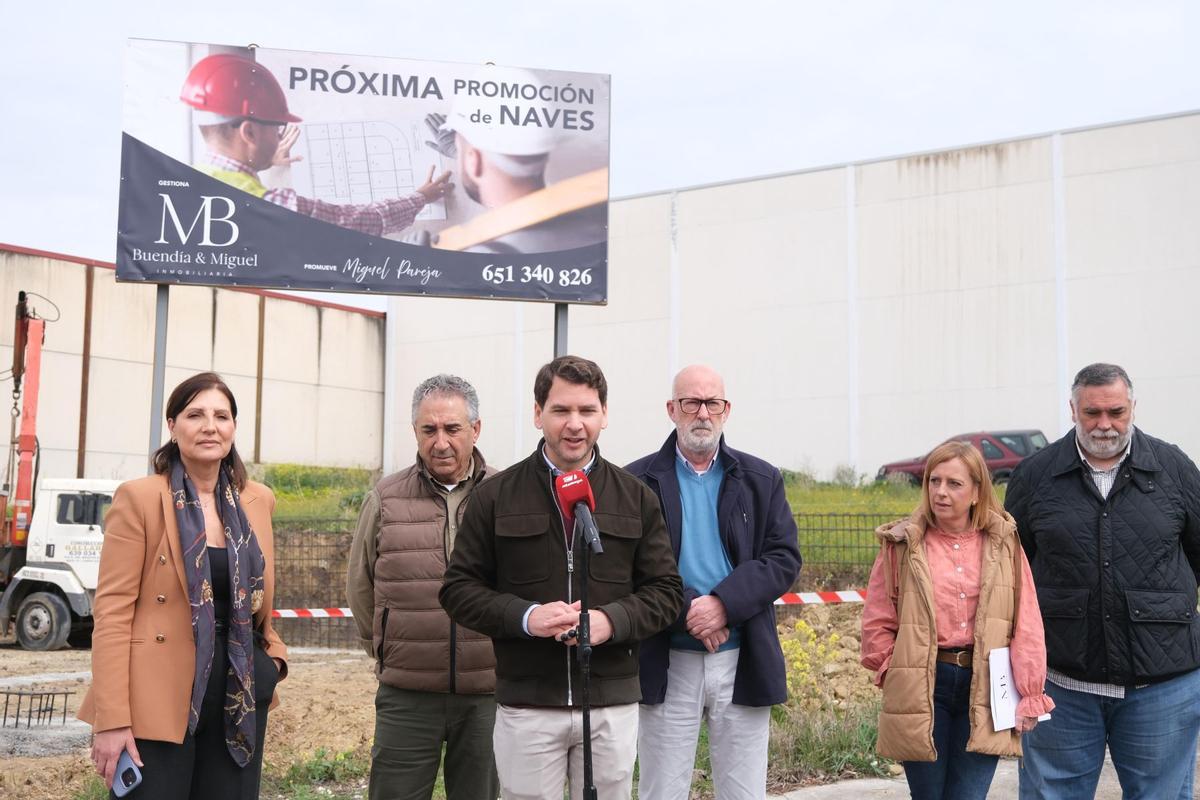El alcalde de Cabra, Fernando Priego, presenta la nueva promoción de naves industriales.