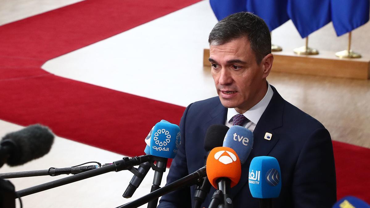 El presidente del Gobierno, Pedro Sánchez, atiende a medios a su llegada al Consejo Europeo, a 21 de marzo de 2024, en Bruselas (Bélgica). Los líderes de la Unión Europea se han reunido hoy en Bruselas para que Europa aumente su gasto en defensa, así como