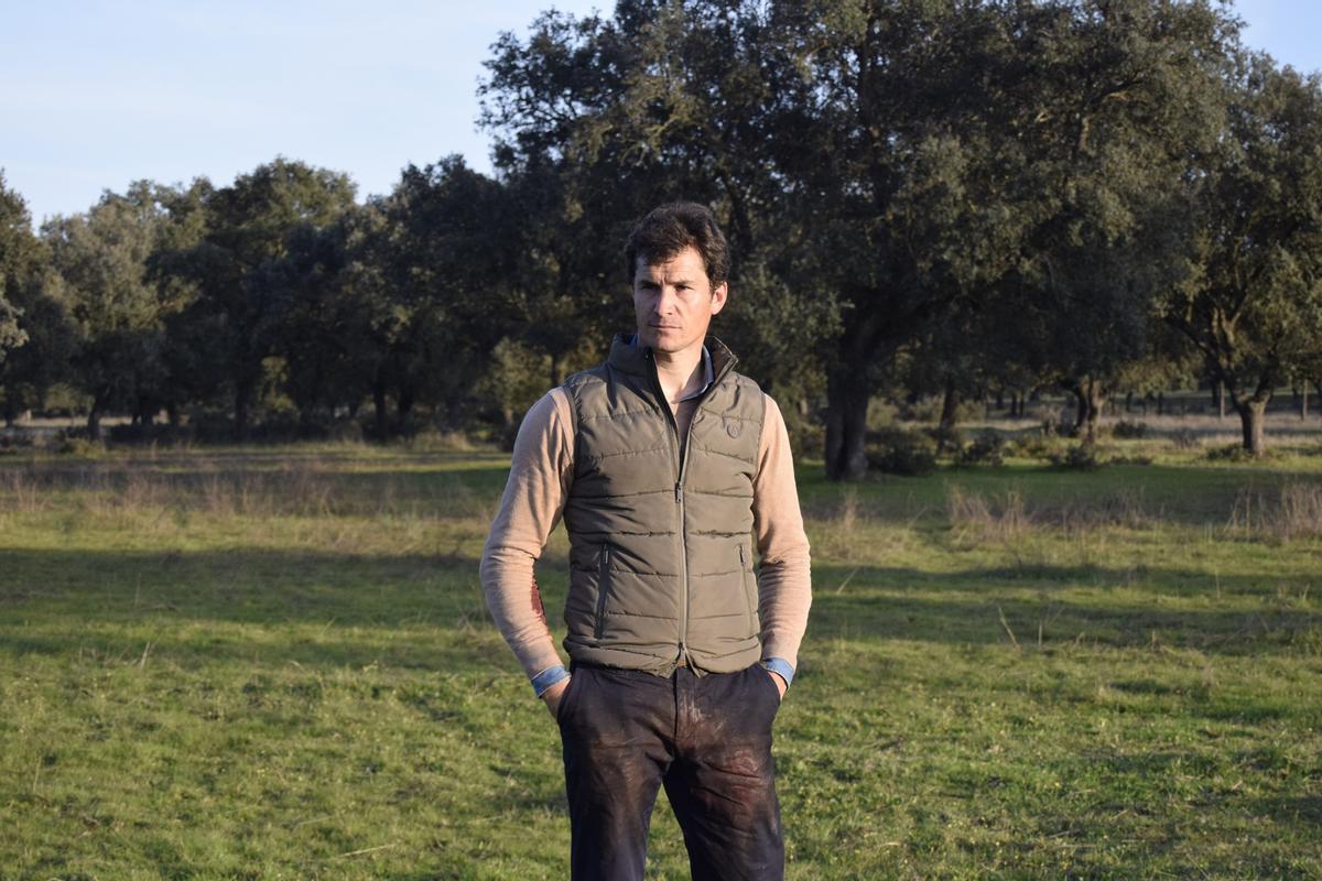 Daniel Luque posa en uno de los cercados de 'Egido Grande', la finca de Alcurrucén