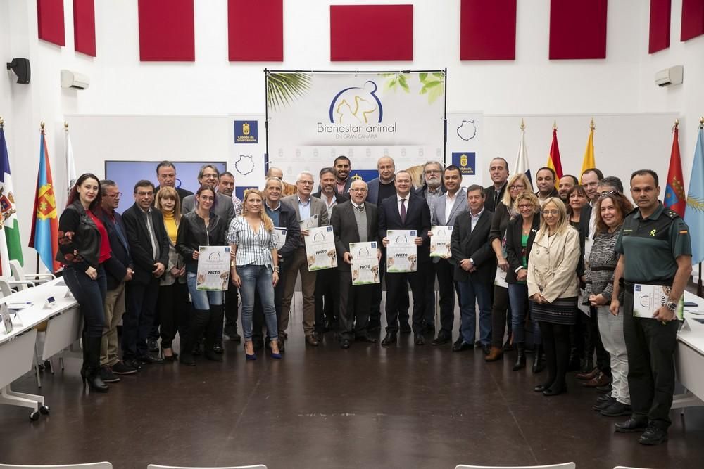 Firma del Pacto por el Bienestar Animal en Gran Canaria