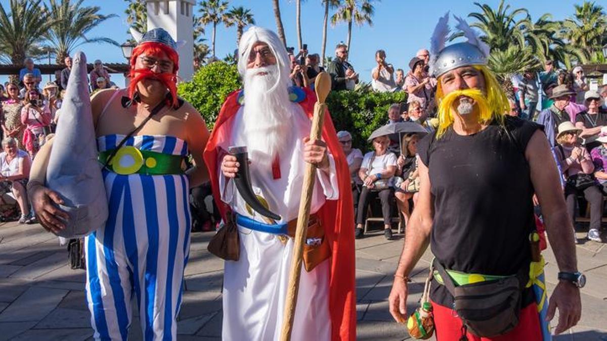 Gente clebranod a los personages de Atérix, Obélix y Panoramix