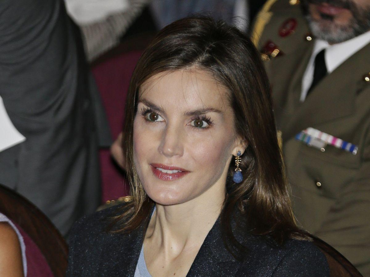 Letizia con pendientes largos azules