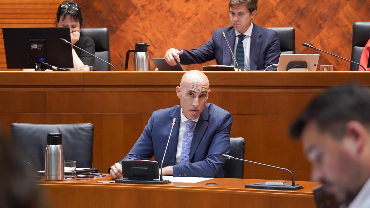 El director general de Tranportes, David Sánchez Fraile, este martes en las Cortes de Aragón.