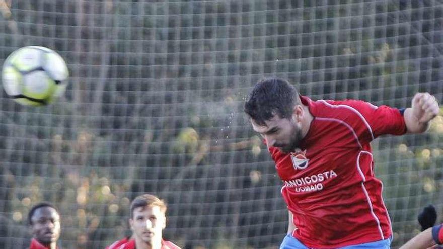 Maroto, autor del primer gol, cabecea un balón ayer. // Santos Álvarez
