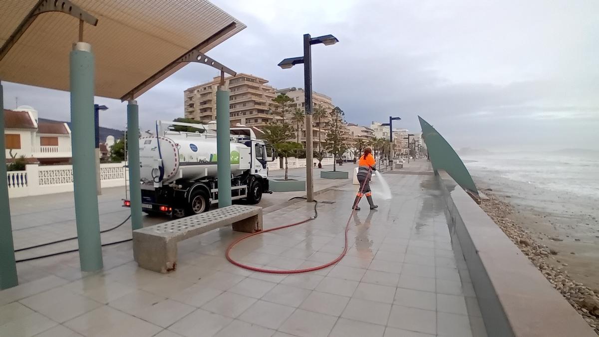 Trabajos de limpieza para devolver la normalidad al litoral de Orpesa.