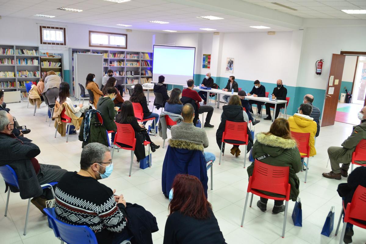 La presentación reunió ayer a una treintena de personas.