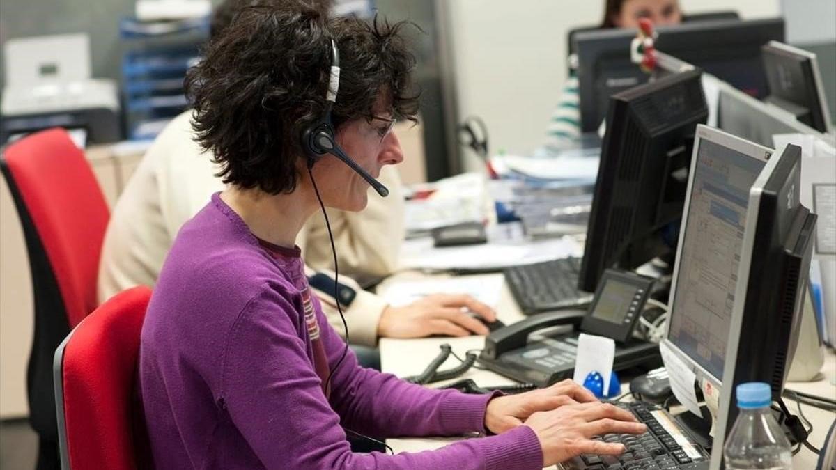 Imagen de archivo de una teleoperadora.