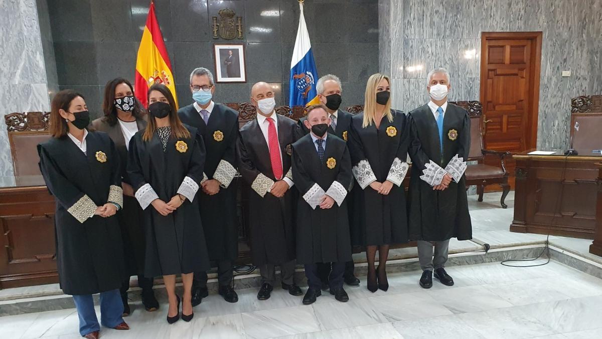 La Sala de Gobierno del Tribunal Superior de Justicia de Canarias junto a las dos juezas y el juez que han ascendido a magistrados.