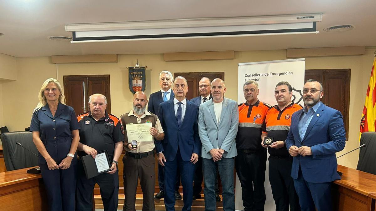 El titular de Emergencias, durante el encuentro con agrupaciones y asociaciones de Protección Civil de Castellón celebrado en Moncofa, donde se han entregado tres condecoraciones; y el Ayuntamiento de Moncofa ha homenajeado al jefe de Protección Civil por su trayectoria.