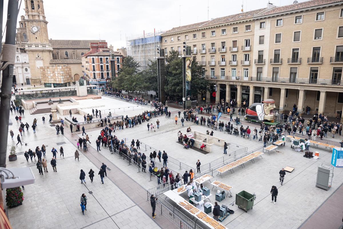 En imágenes | EL PERIÓDICO DE ARAGÓN reparte 20.000 raciones de roscón en la plaza del Pilar por San Valero