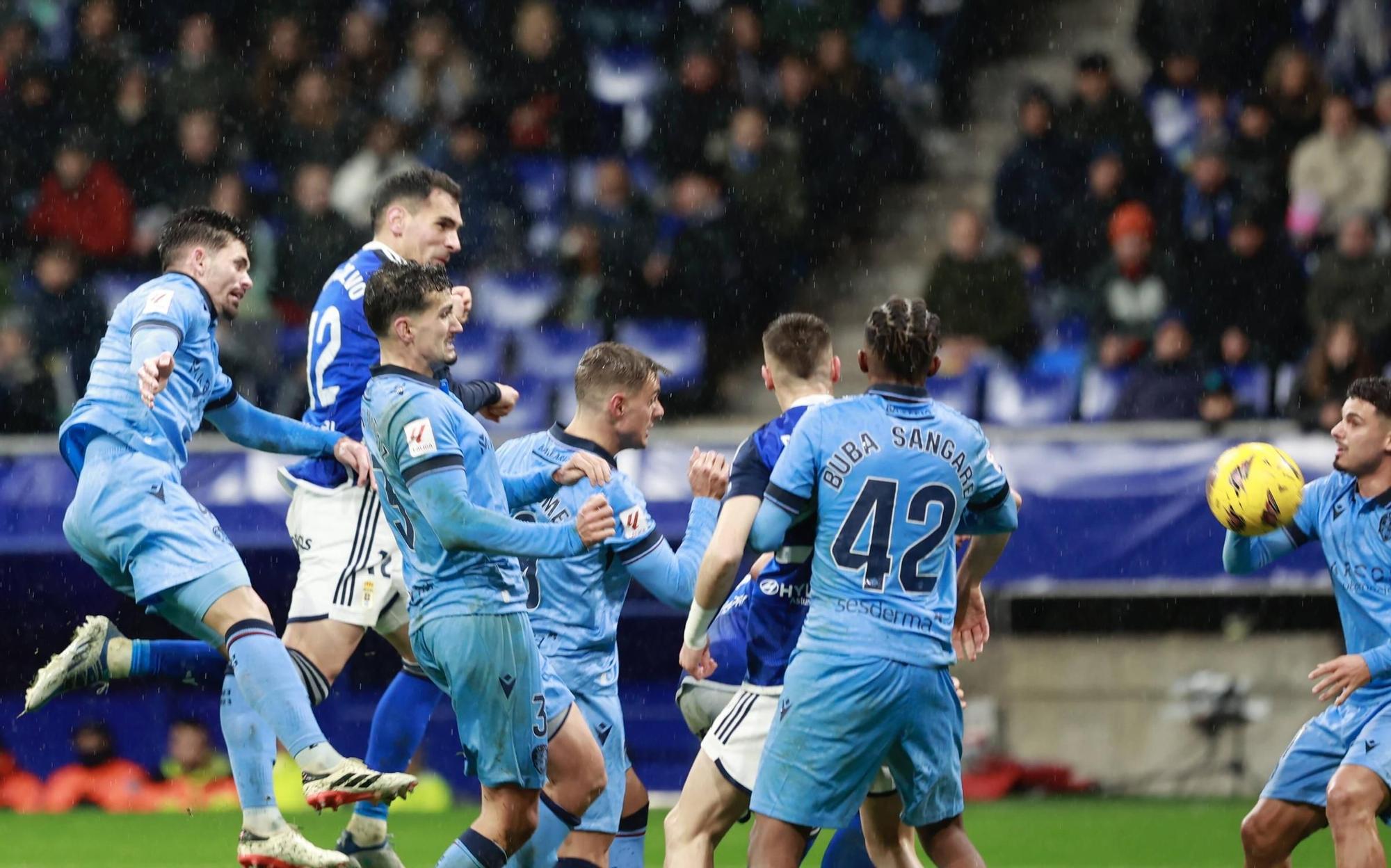 EN IMÁGENES: Ambiente y partido de un Real Oviedo-Levante pasado por agua