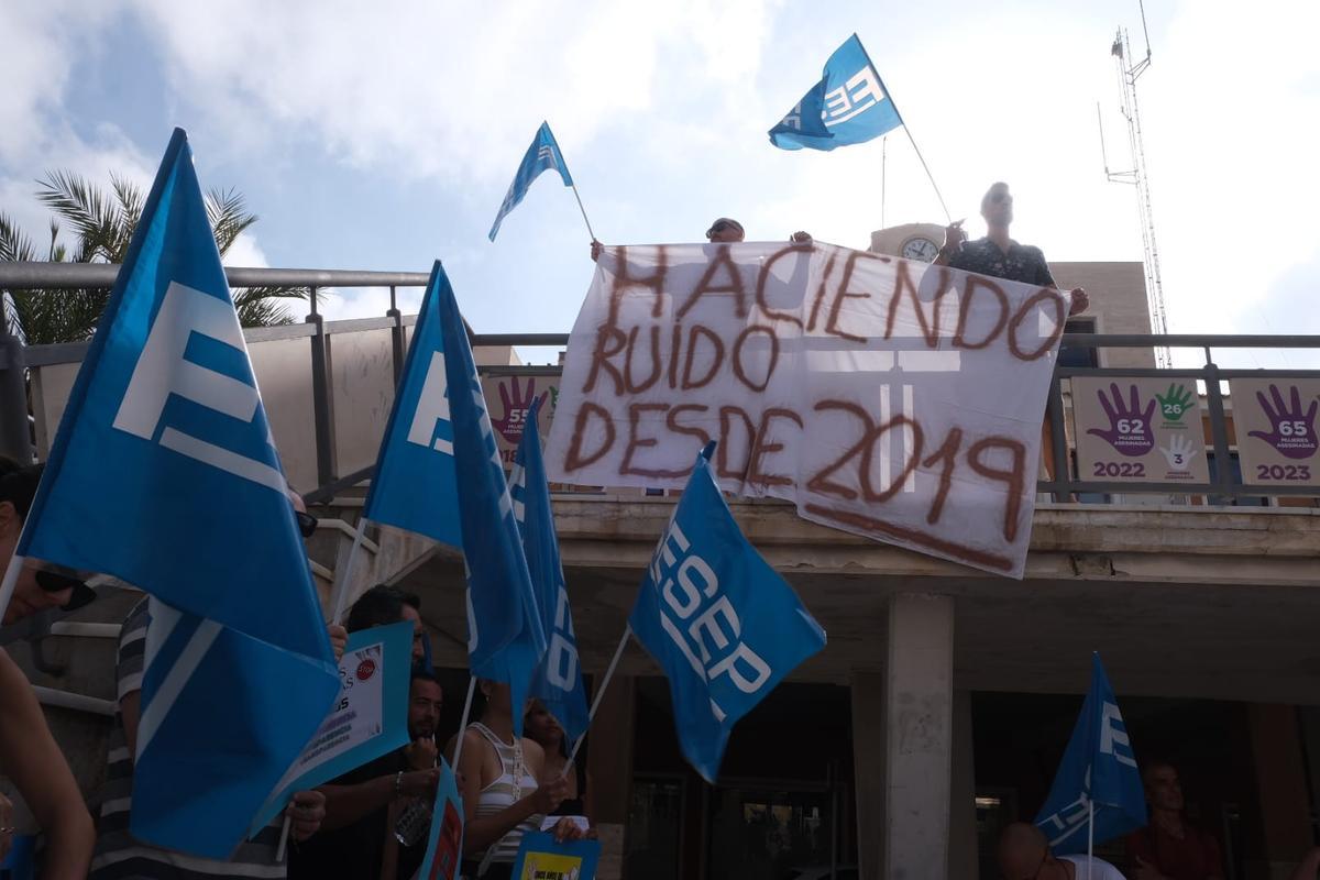 Protesta de la plantilla de la Policía Local de Guardamar para pedir al alcalde soluciones a sus problemas laborales