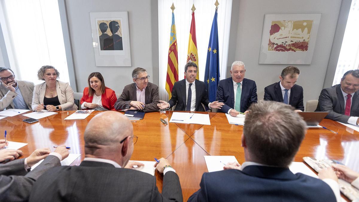 El presidente de la Generalitat, el conseller de Educación y el secretario autonómico, junto a representantes de las familias, en Alicante