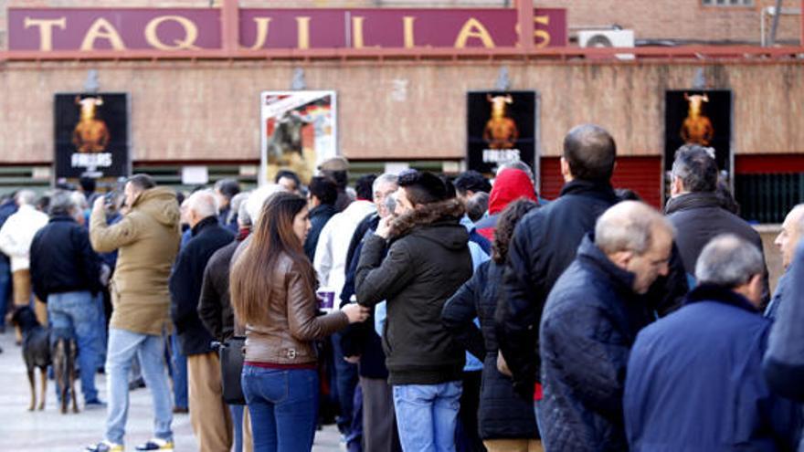 Colas por un asiento en la Feria de Fallas